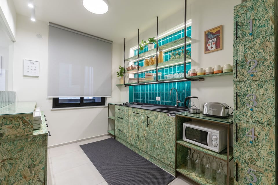 Standard Room, 1 Queen Bed, Non Smoking, Ensuite | Shared kitchen | Full-size fridge, microwave, stovetop, dishwasher