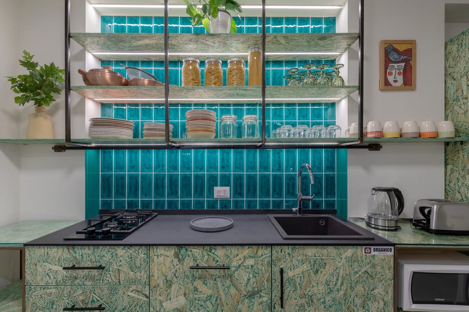 Full-size fridge, microwave, stovetop, dishwasher