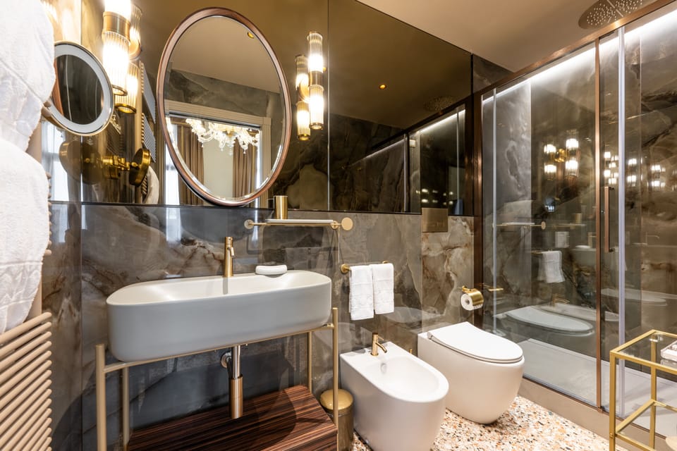 Junior Studio Suite | Bathroom | Shower, rainfall showerhead, hair dryer, bathrobes