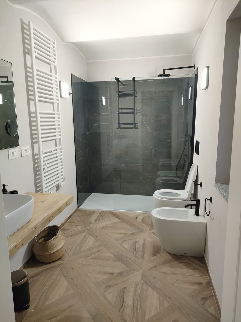 Premium Double Room | Bathroom | Shower, free toiletries, hair dryer, bidet