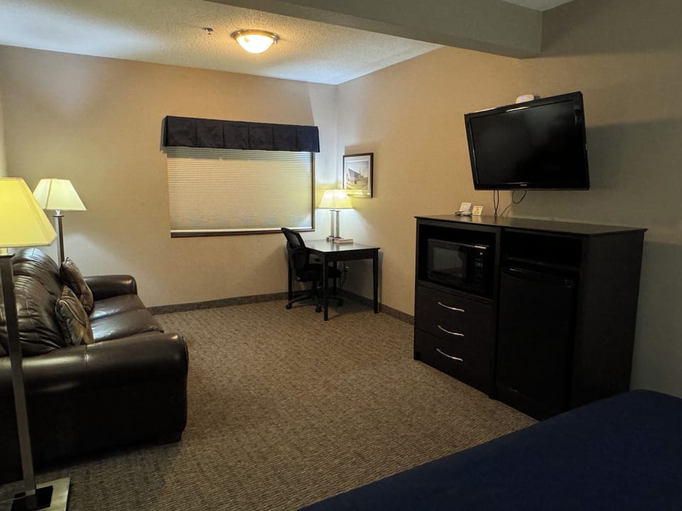 Suite Handicap King With Couch & Tub Shower | Pillowtop beds, desk, iron/ironing board, rollaway beds (surcharge)