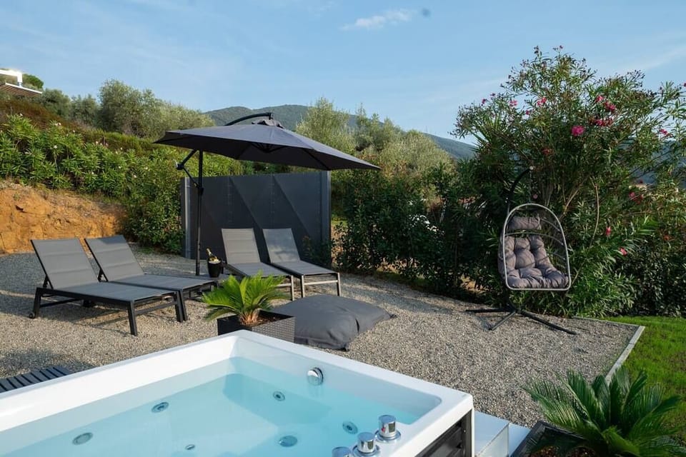 Outdoor spa tub