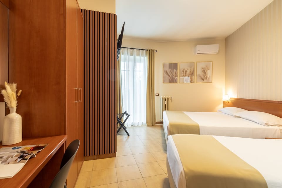 Triple Room | In-room safe, desk, free WiFi