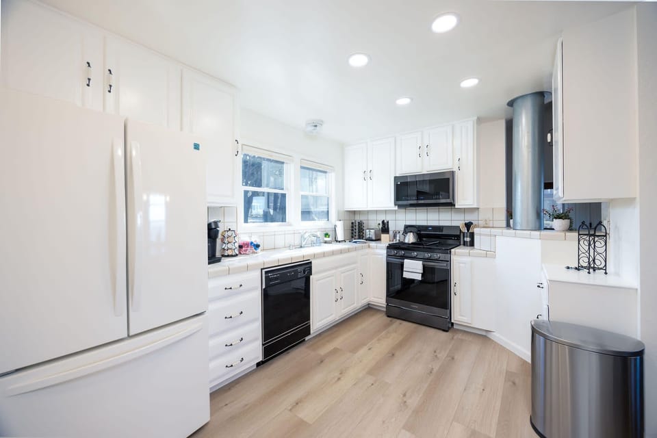 Stove, Microwave, Refrigerator, Dishwasher, Full Kitchen, Utensils, Pots, Pans.