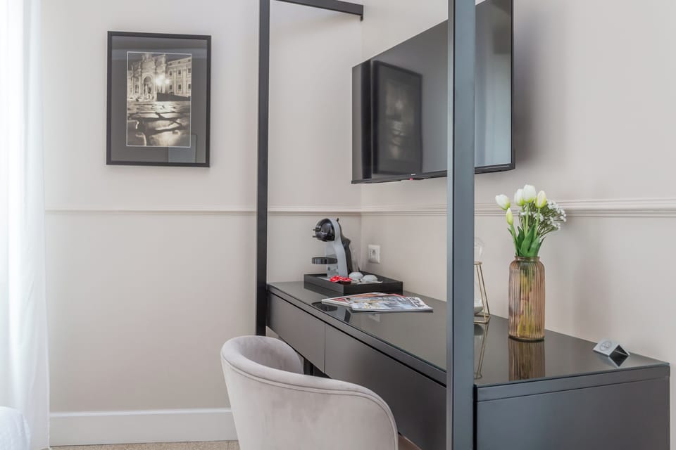 Deluxe Room | Minibar, desk, laptop workspace, soundproofing