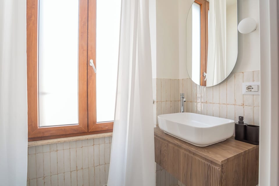 Standard Room | Bathroom | Shower, free toiletries, hair dryer, bidet