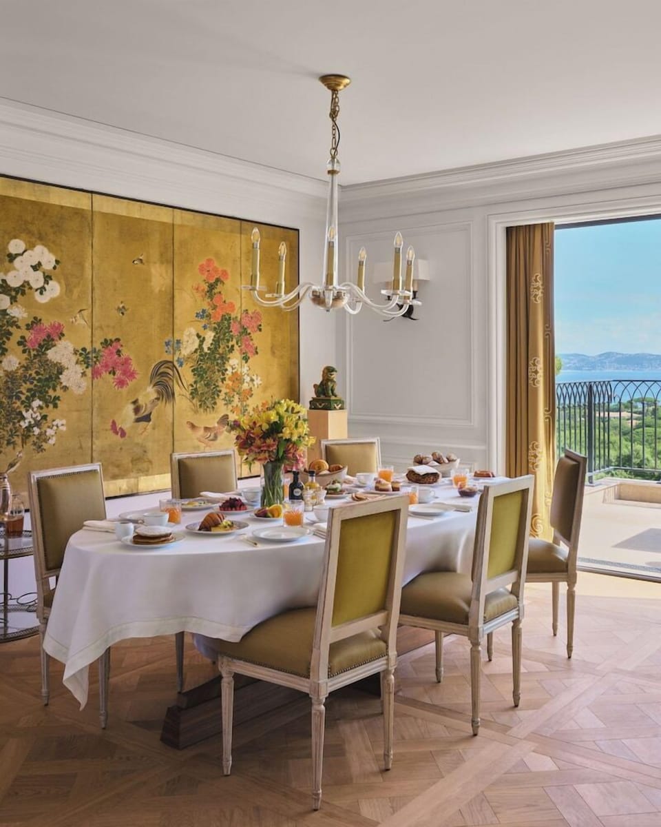 4 restaurants; dinner and brunch served
