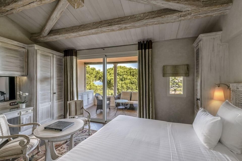 Premium bedding, free minibar, in-room safe, individually decorated