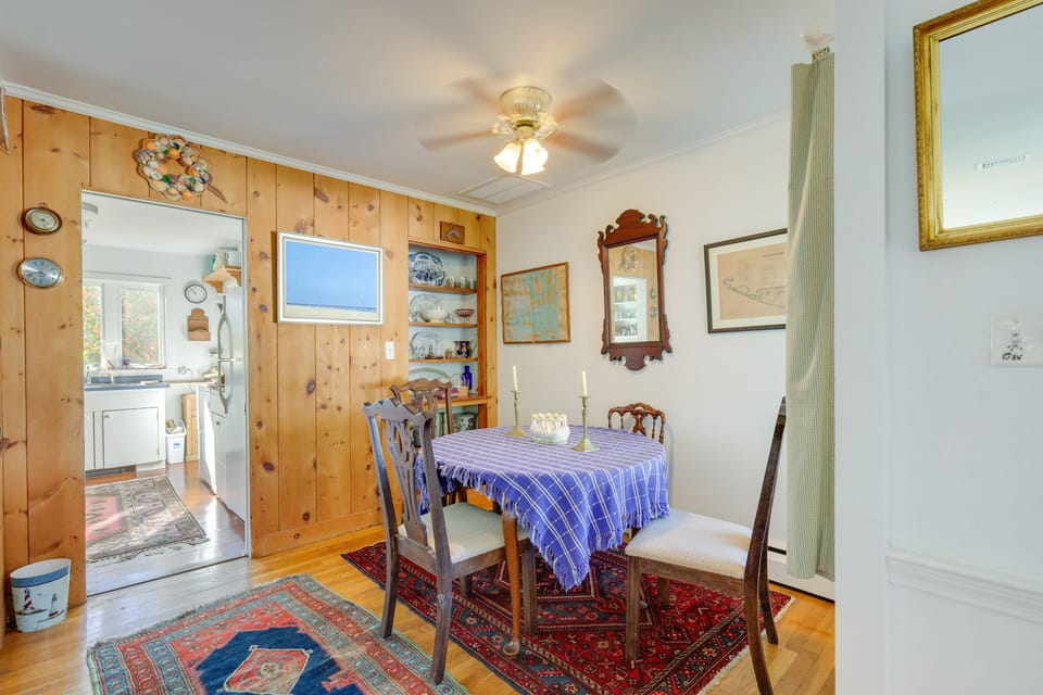 Dining Area | Dishware & Flatware Provided