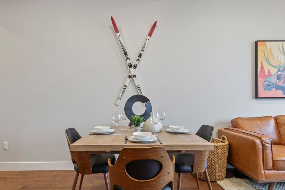 Dining table seating for 4