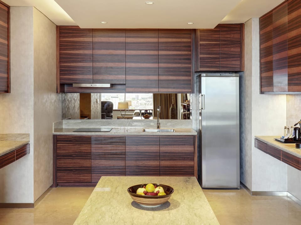 Presidential Suite | Minibar, in-room safe, desk, laptop workspace