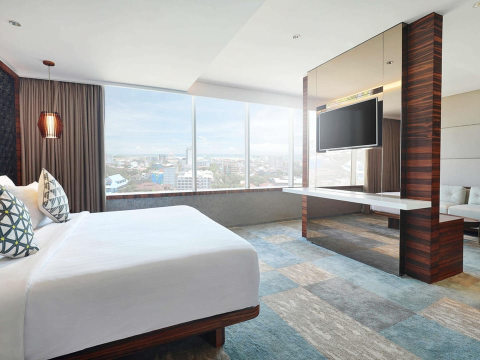 Presidential Suite | Minibar, in-room safe, desk, laptop workspace