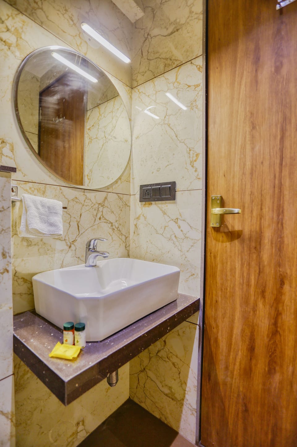Luxury Room | Bathroom | Shower, free toiletries, towels, soap