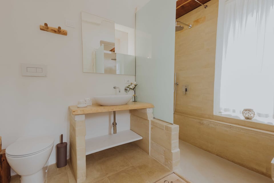 Superior Suite | Bathroom | Free toiletries, hair dryer, bidet, towels
