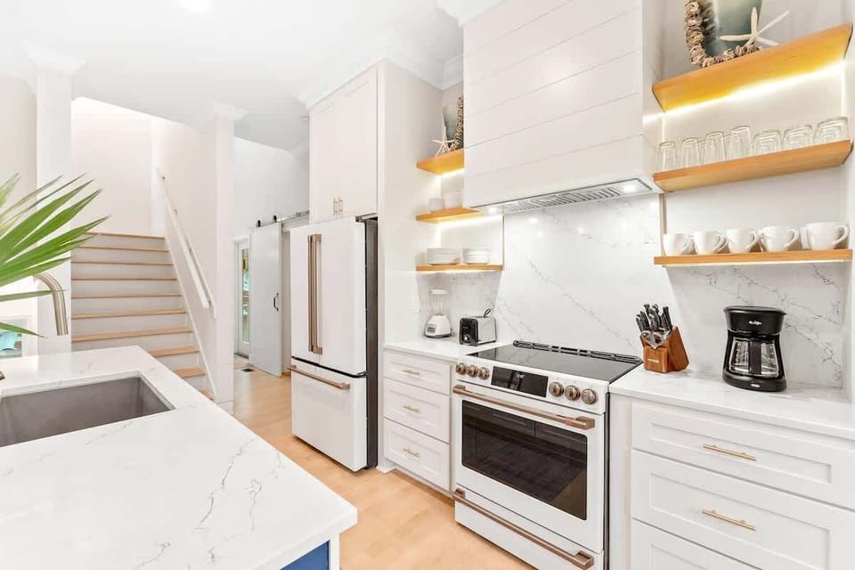 Gourmet kitchen- perfect for cooking meals!