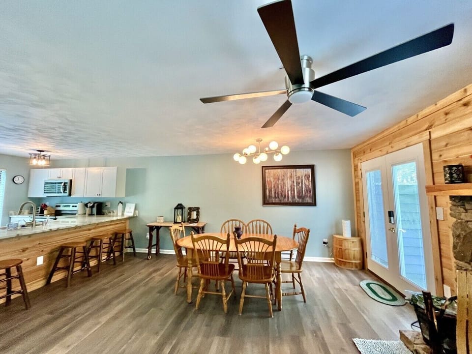 Dining area with seating for 6, plus 4 at the breakfast bar