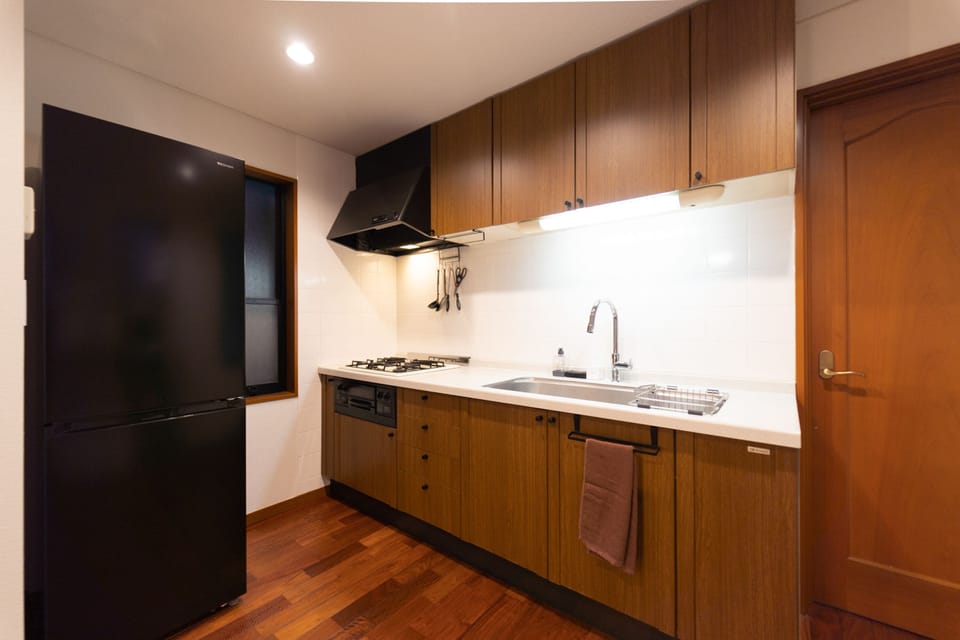 City Villa | Private kitchen | Full-size fridge, microwave, stovetop, coffee/tea maker
