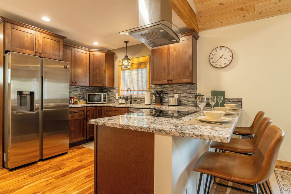 Seating space for three at the kitchen counter