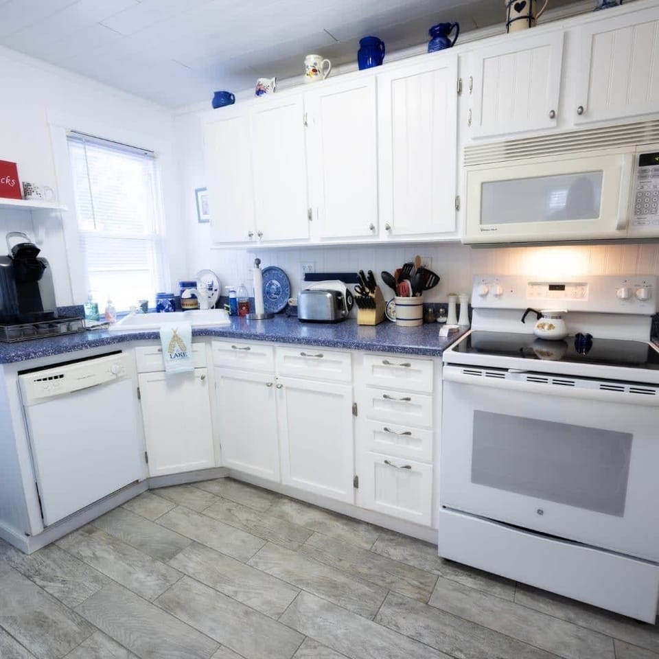Cook up a storm in our fully functional kitchen! Equipped with everything you need—from appliances to utensils—whether you’re whipping up a quick meal or a gourmet dinner, it’s the perfect space to create and enjoy your favorite dishes. 🍳🍴🍲