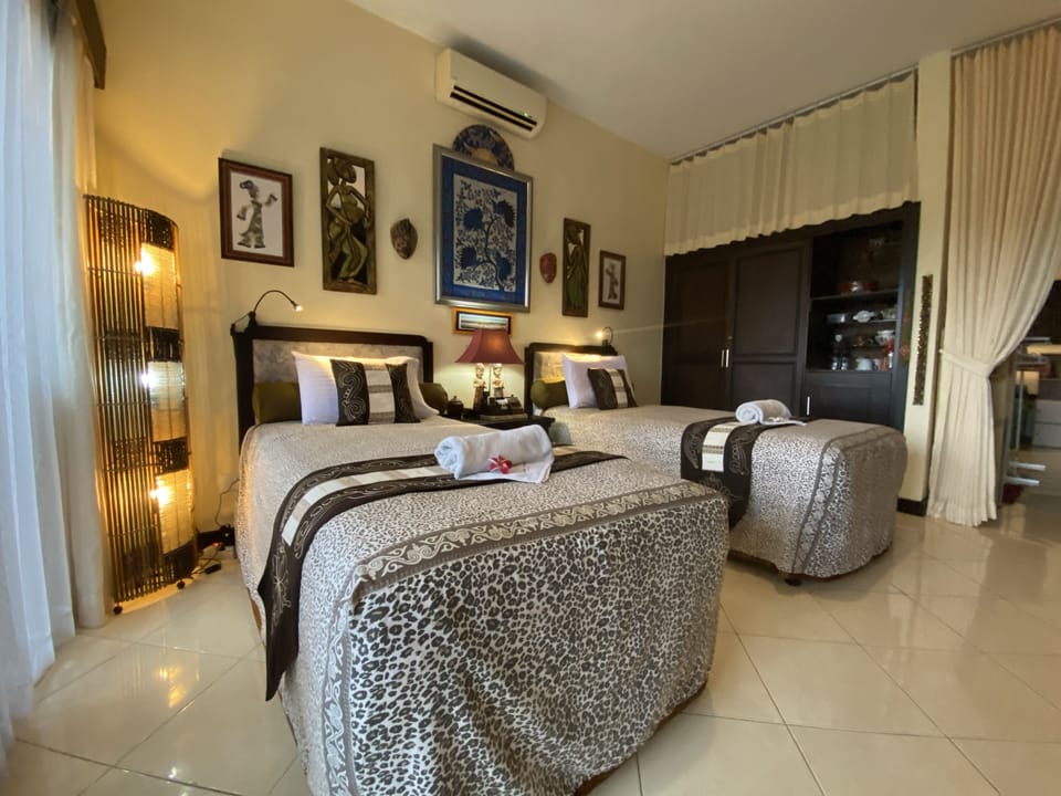 Classic Twin Room, Kitchen | Desk, laptop workspace, bed sheets