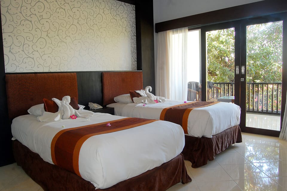 Deluxe Room | Desk, laptop workspace, bed sheets