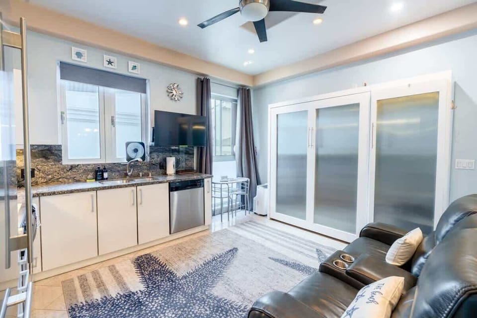 Smart TV and fast WiFi for streaming, remote work, or relaxing after the beach.