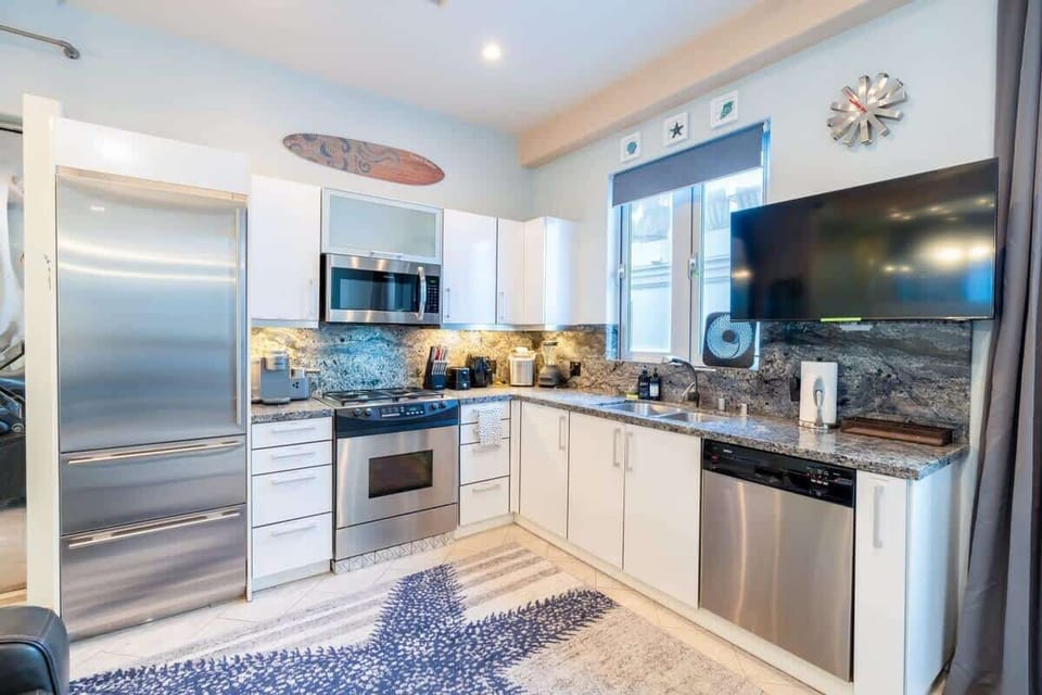 Modern kitchen with everything you need for an easy, comfortable stay.