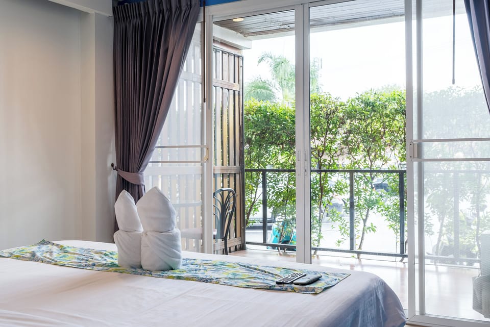 Deluxe with Balcony | Desk, free WiFi