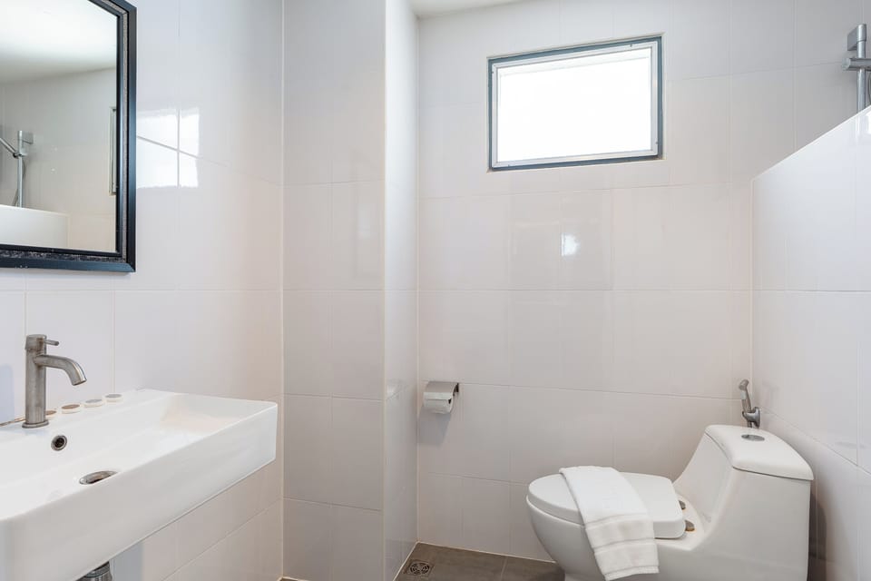 Family Room | Bathroom | Shower, towels, soap, shampoo