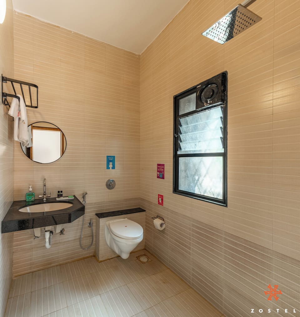 Deluxe Private Room with balcony | Bathroom | Shower, towels