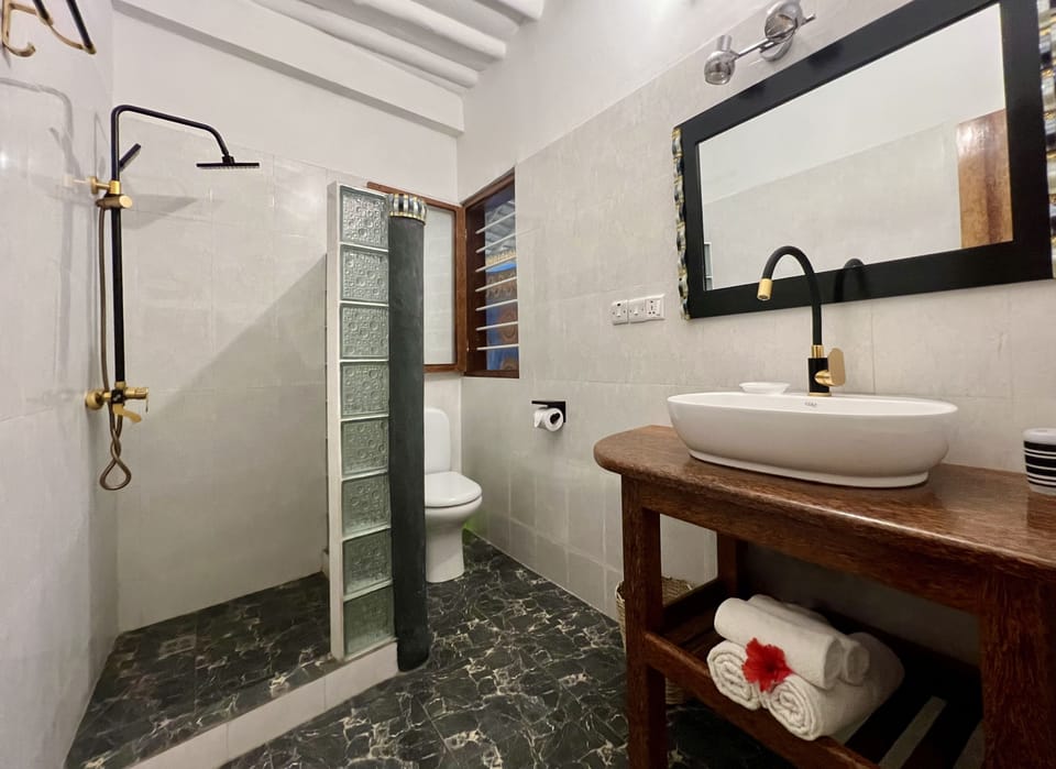 Luxury Quadruple Room | Bathroom | Shower, rainfall showerhead, towels, soap