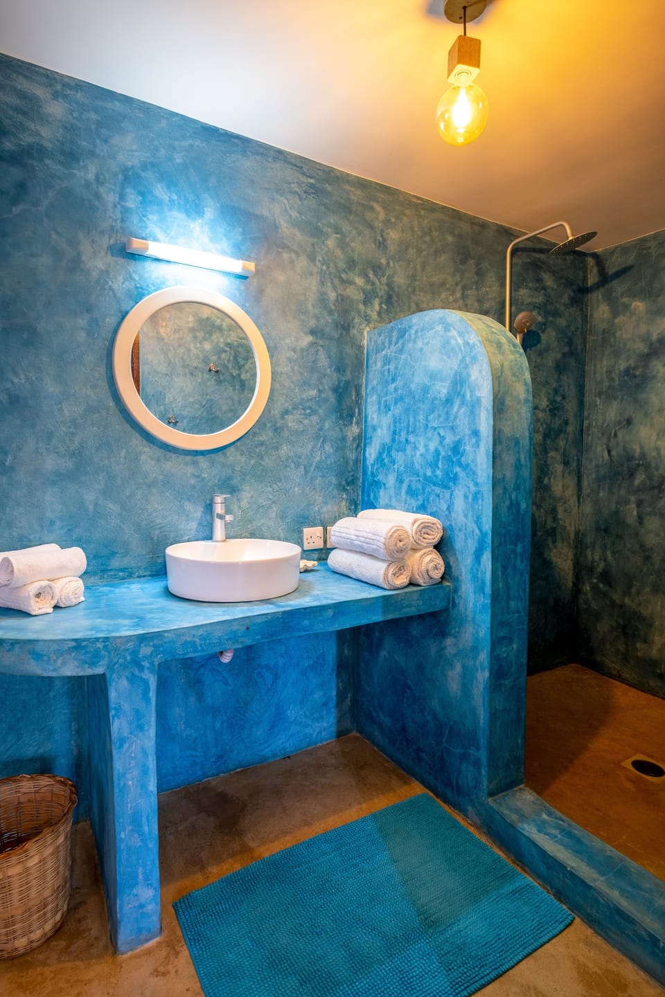 Deluxe Triple Room | Bathroom | Shower, rainfall showerhead, towels, soap