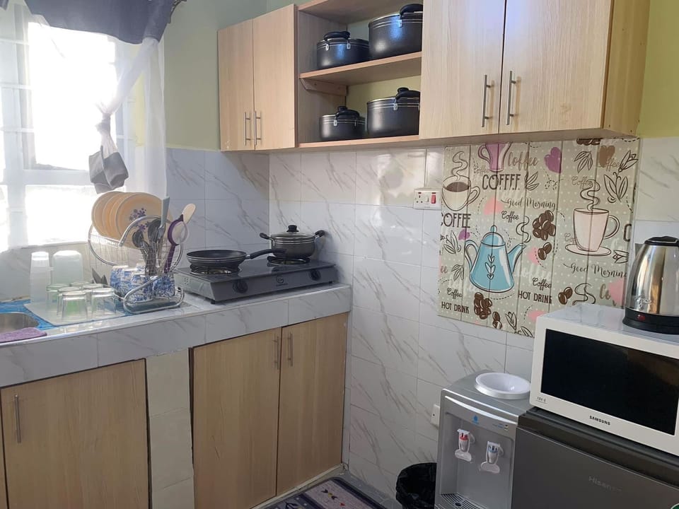 Business Apartment | Private kitchen | Fridge, microwave, cookware/dishes/utensils