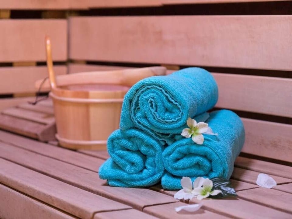 Hot stone massages, sports massages, 2 treatment rooms, massages