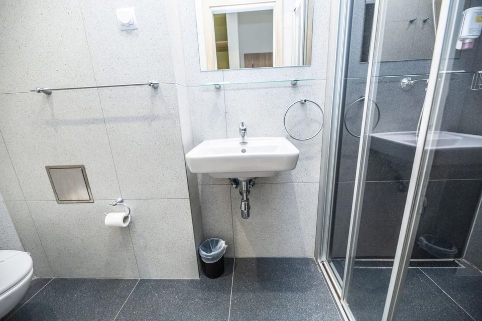 Shower, towels