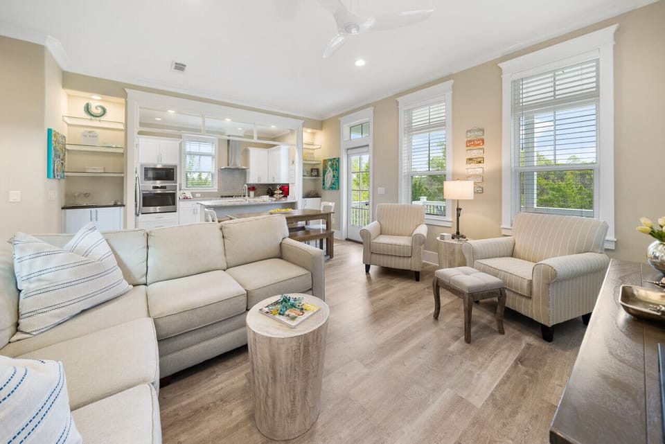 Cozy living Room with open ample seating