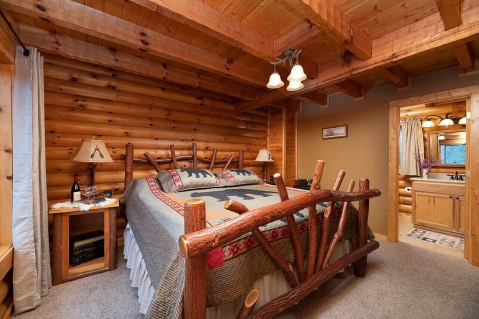 Lodge | 2nd King Bedroom on Main Floor