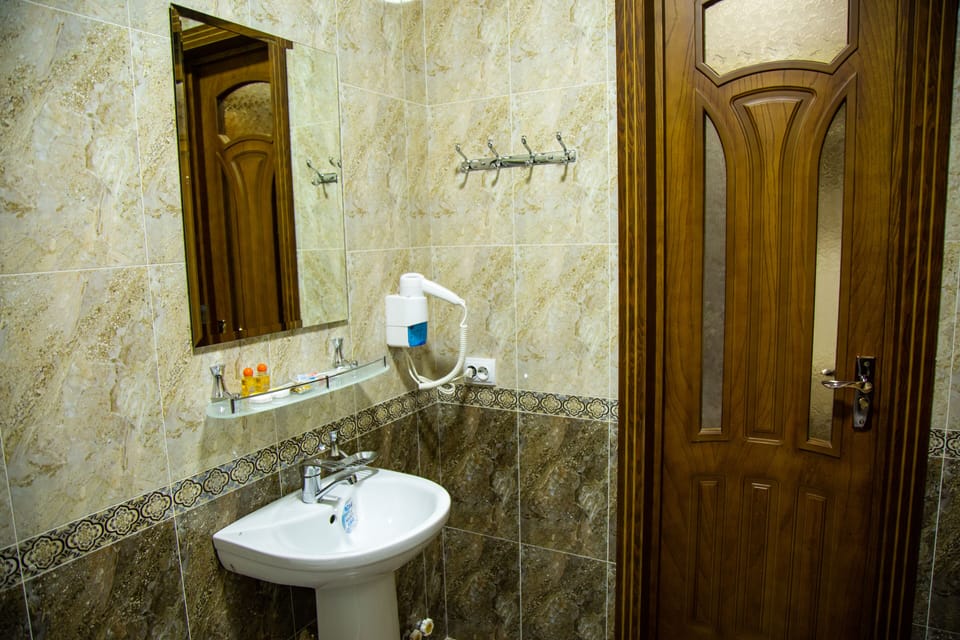 Deluxe Double Room | Bathroom | Free toiletries, hair dryer, slippers
