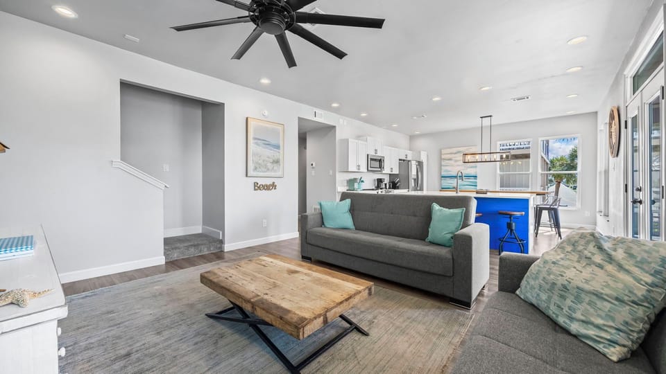 Perky Pelican Living area