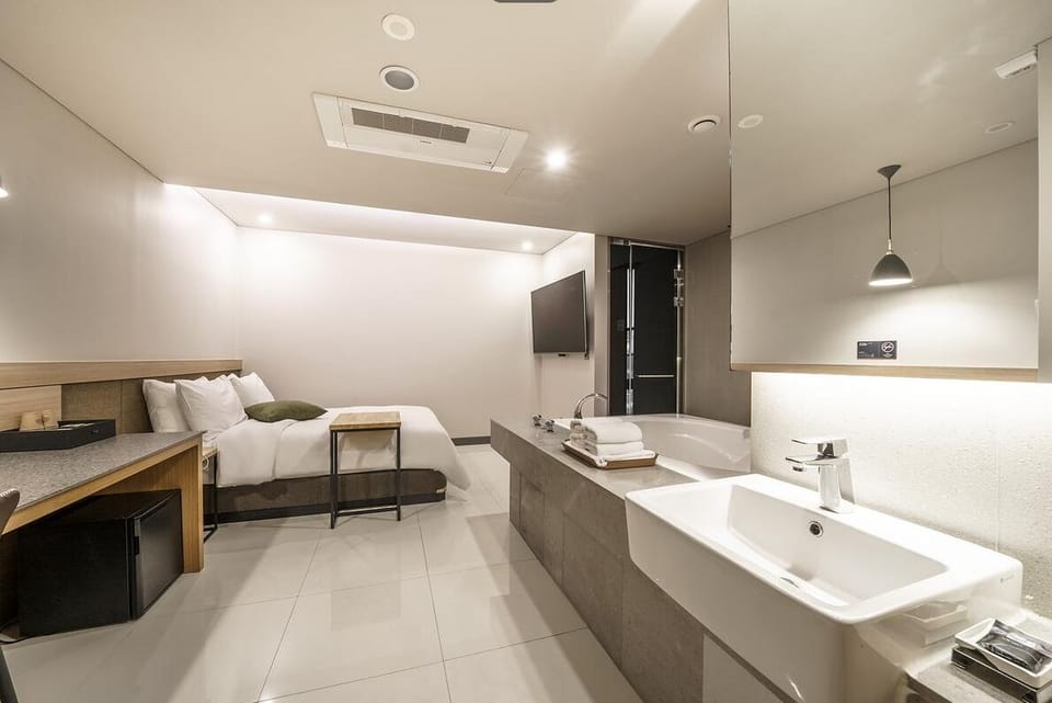 Deluxe Room | Down comforters, free minibar, individually decorated