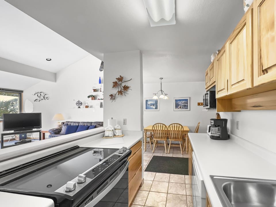 Condo, 3 Bedrooms | Private kitchen | Fridge, oven, coffee/tea maker, toaster