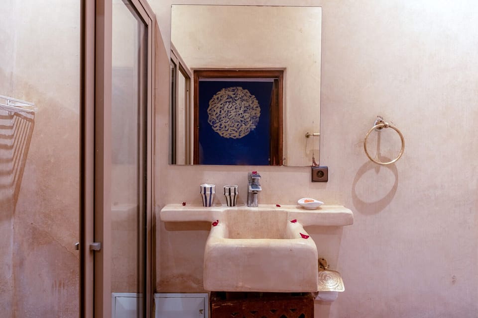 Shower, hydromassage showerhead, free toiletries, towels