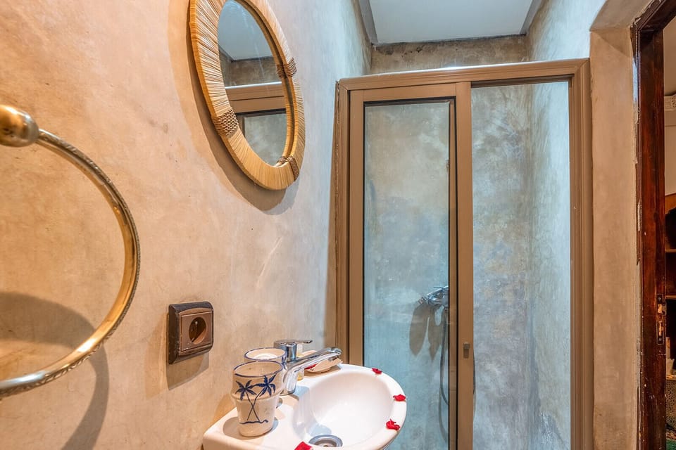 Shower, hydromassage showerhead, free toiletries, towels