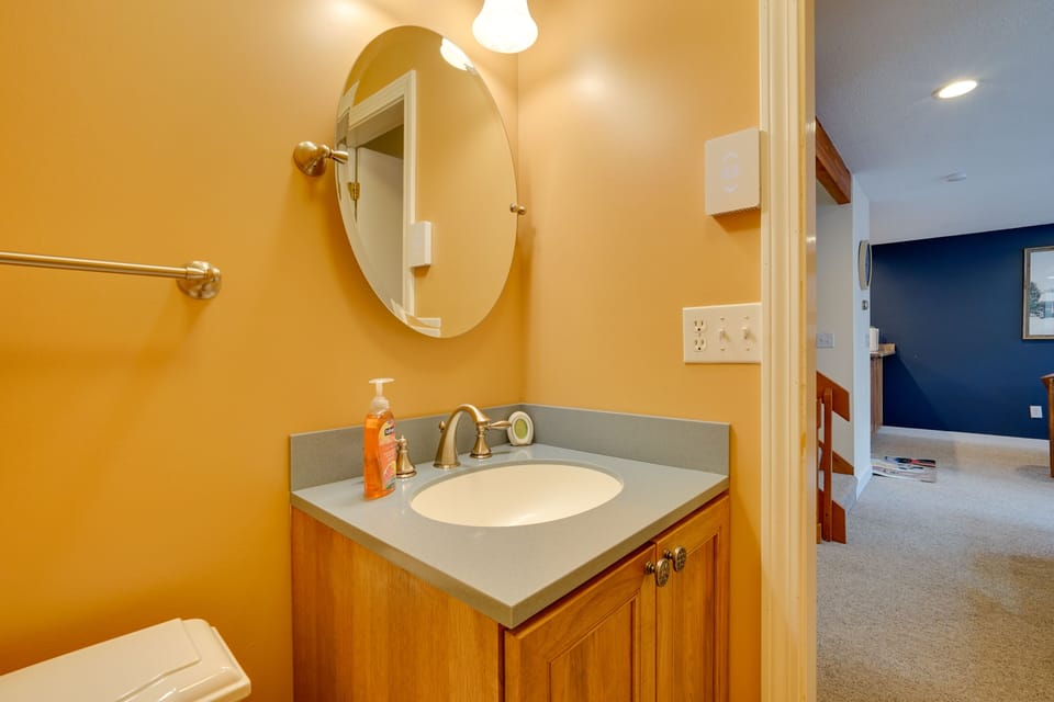 Sunny Stratton Townhome ~ 1 Mi to Skiing! Apartment in Vermont