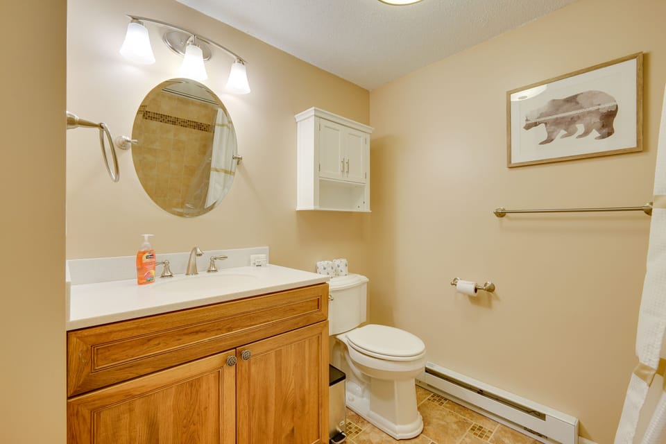 Sunny Stratton Townhome ~ 1 Mi to Skiing! Apartment in Vermont