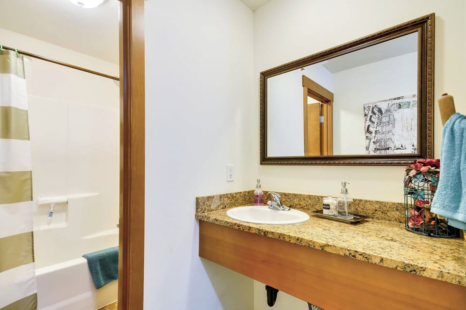 Dog-friendly Milwaukie Home: 9 Mi to Dtwn Portland Cottage in Lake Oswego