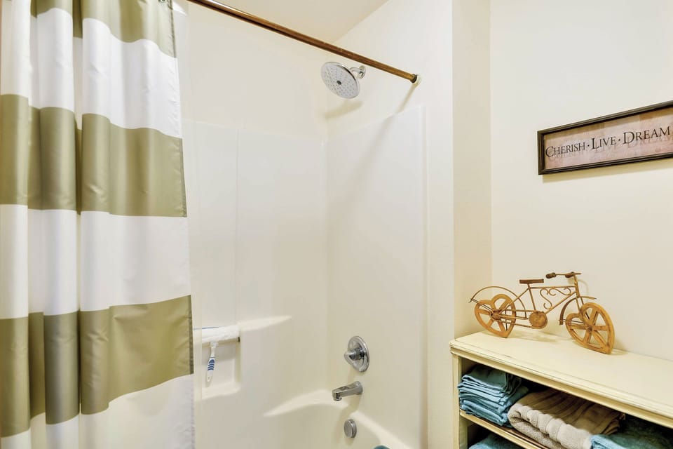 Dog-friendly Milwaukie Home: 9 Mi to Dtwn Portland Cottage in Lake Oswego
