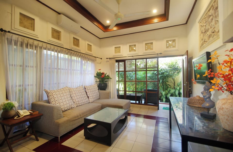 Suite 3 Bedrooms Kitchenette (3 queen Bed ) | Living area | TV