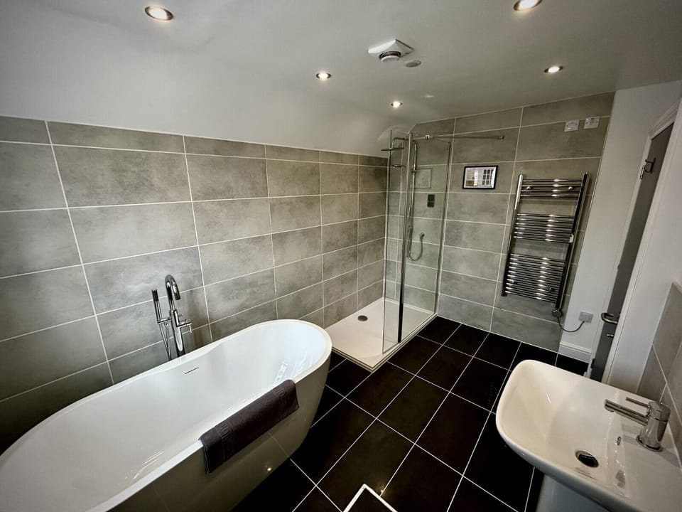 Deluxe Quadruple Room | Bathroom | Separate tub and shower, deep soaking tub, free toiletries, hair dryer