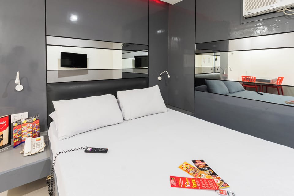 Executive Room, 1 Queen Bed | In-room safe, desk, free WiFi